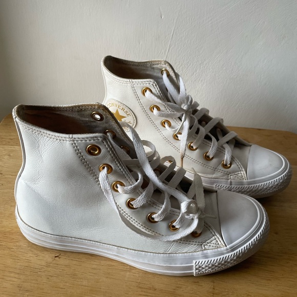 🔥🔥🔥Marked Down from $36 - $14🔥🔥🔥Converse Women's White High-Top Sneakers - Picture 3 of 14